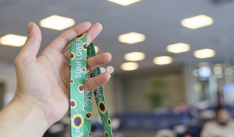 Lei prevê uso de fita com desenho de girassóis para identificar pessoa com deficiência não aparente